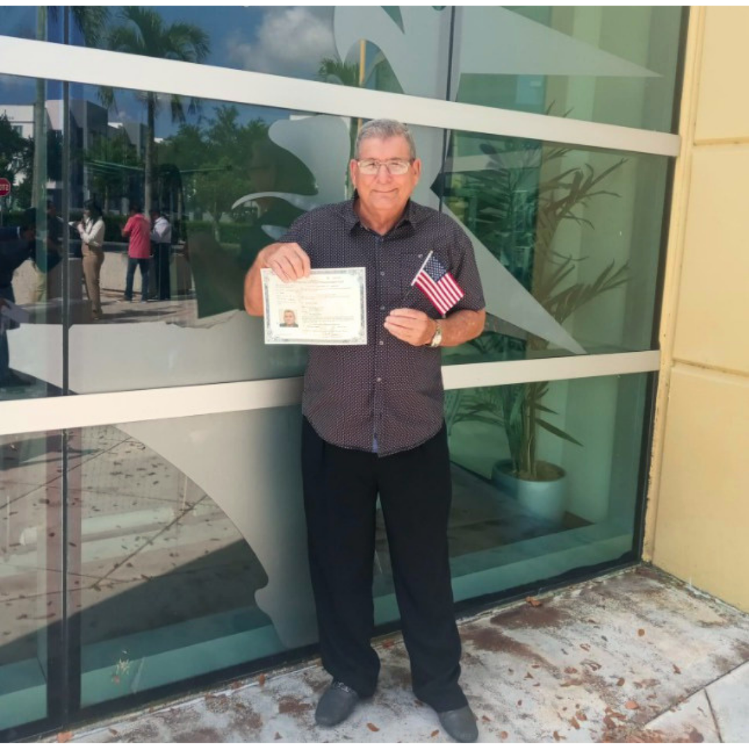 Nuevo ciudadano frente a oficinas de USCIS